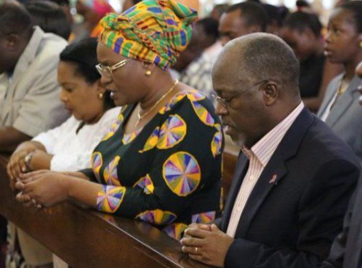 Magufuli Praying