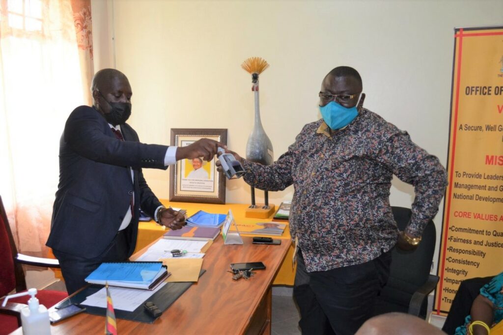 Darious-Nandinda-L-Handsover-to-the-new-kabale-RDC-Nyakahuma-on-friday