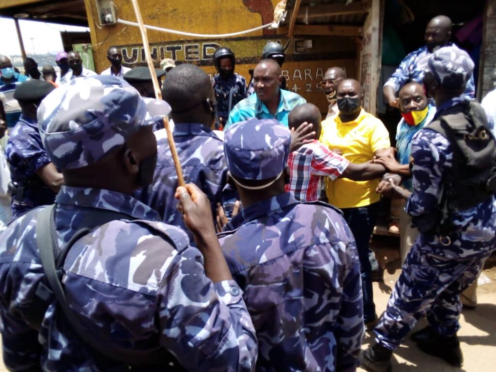 police-in-scuffle-with-Taxi-Operators-