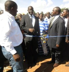 ADOLF MWESIGYE ,IDI ISABIRYE NABAKULEMBEZE BE'MAYUGE NGA BAGGULAWO ETTAKA MUBUTONGOLE MP IDI LYEYAGULIDDE EGOMBOLOLA (1)