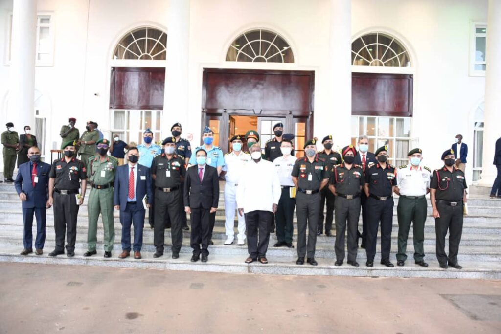 The President in a group photo with the delegation