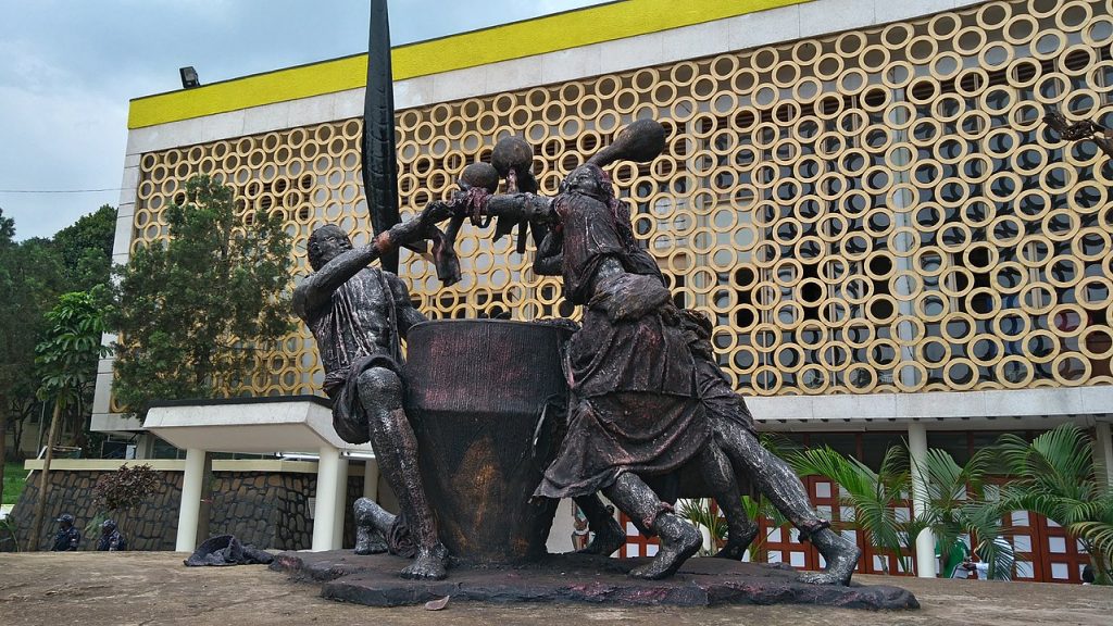 1280px-Monument_at_Uganda_Museum-1024x576