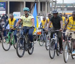 His Royal Highness King Oyo (in blue helmet) rode a section of the sport bike race category in Fort Portal town (1)
