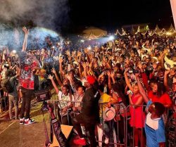 Guests-enjoying-themselves-at-Vumbula-Uganda