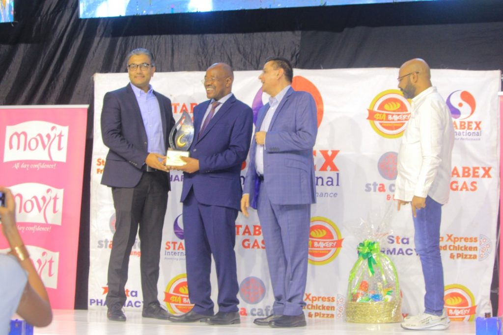 Mohammad Ali Tariq, Reckitt Country Manager recieving award