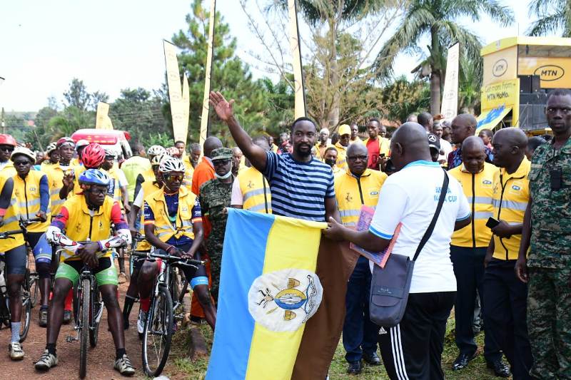 His Royal Majesty, the Kyabazinga of Busoga (In blue) preparing to set off the 66 cyclists in the finale of the MTN Busoga Kingdom bicycle race.