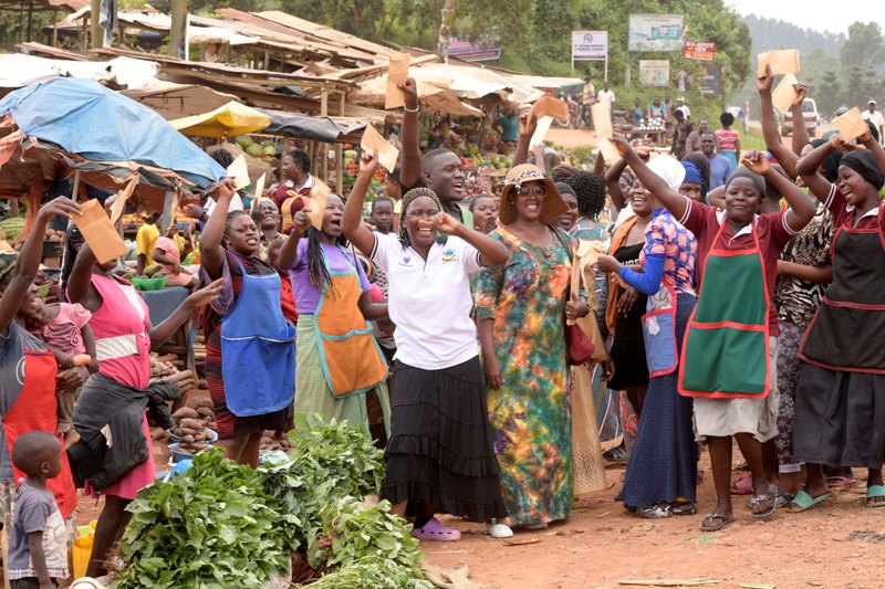 Market women receive cash support from President Museveni - Luwero - Wobulenzi - 11