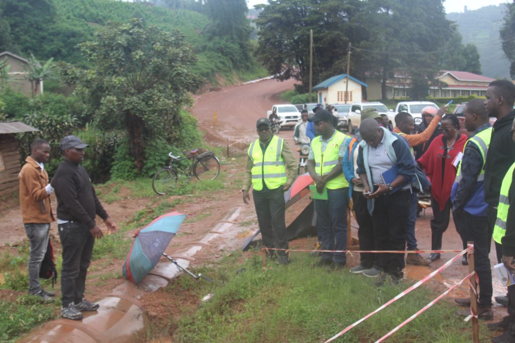 kabale Mayor Sentaro Byamugisha (L) Shows officials from USMID