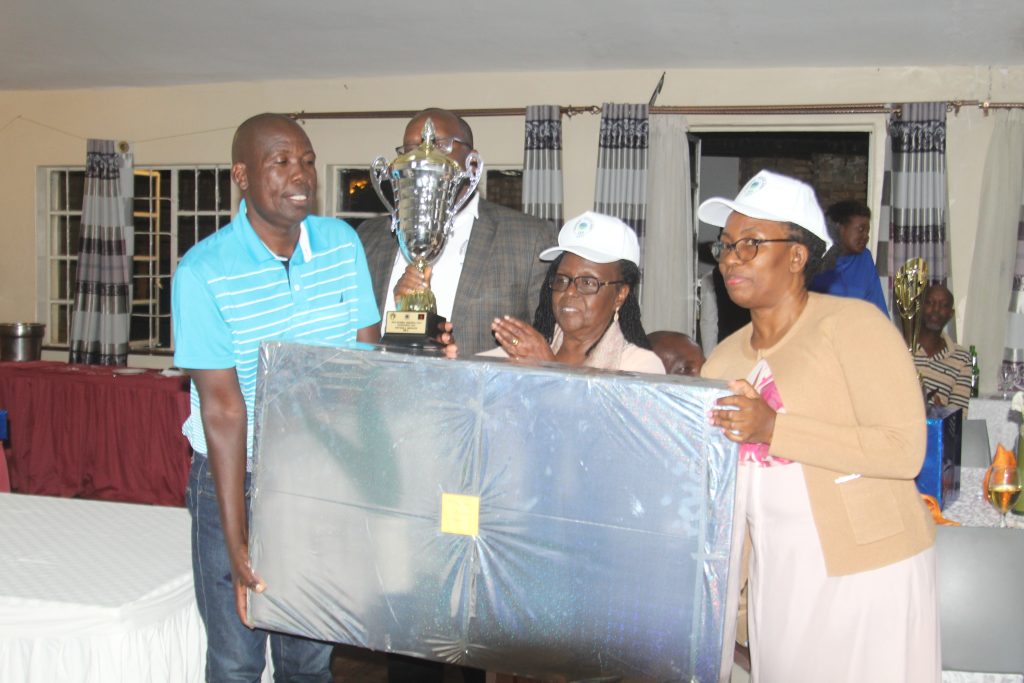osire william recoves the prize as the overrall men winner from Betty Kyakyo Mutebile the wife of late Prof Mutebile
