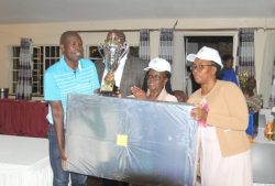 osire william recoves the prize as the overrall men winner from Betty Kyakyo Mutebile the wife of late Prof Mutebile