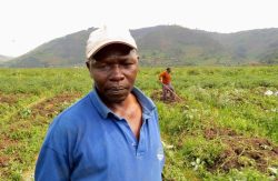 milton-ahabomugisha-farmer-and-member-of-mugandu-buramba-growers-cooperative-society-2560x1639