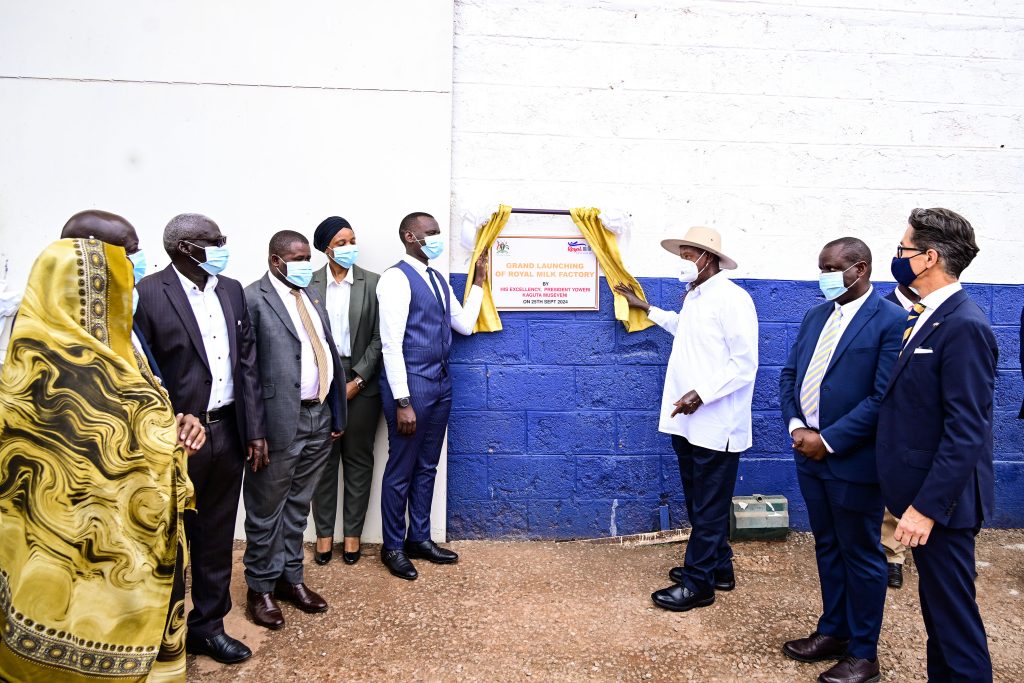 President Museveni commissioning Royal Milk Factory in Nalukolongo on Wednesday as company MD Swaleh Kigoye (L) and his team look on. (R) is Hon Balam Barugahare and EU ambassador Jan Sadek PPU Photo