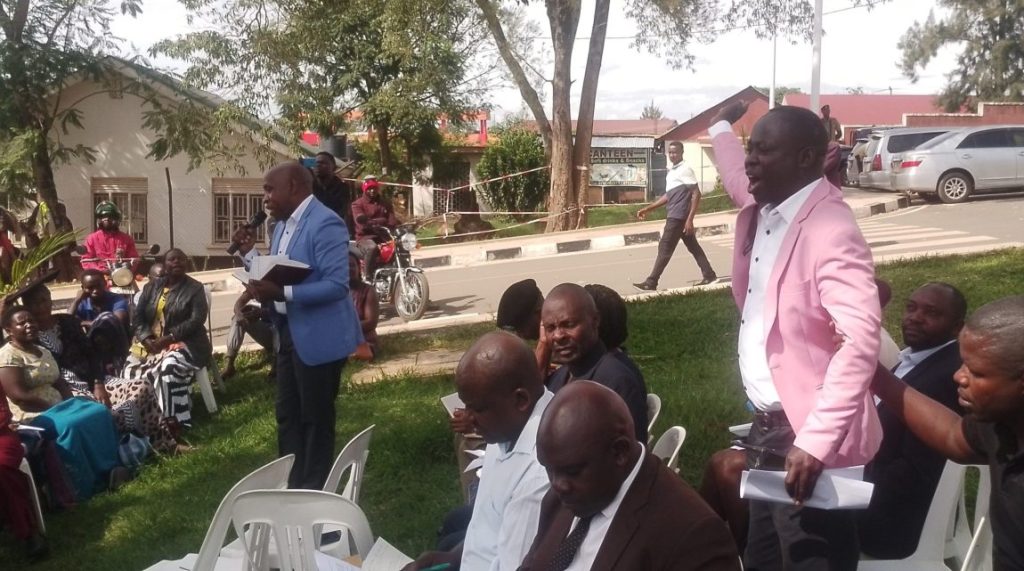 Byansi Muhammad, Emmanuel Muhumuza arguing