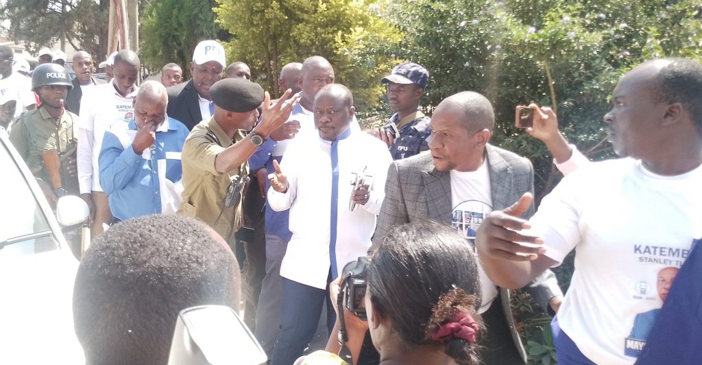 Members of PFF battling with police as they were marching to open their offices in Mbarara City