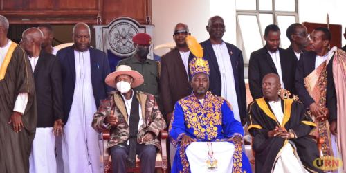 President Museveni poses for a photo moment with Omukama Nyabongo and other members of the royal clan